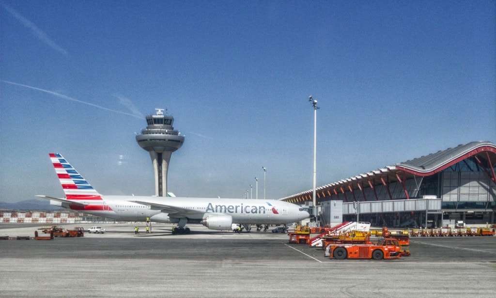 avión en pista de vuelo aeropuerto