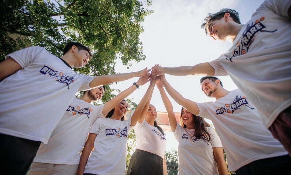 Un equipo chocando las manos