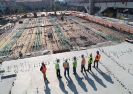 trabajadores de la construcción observando la obra